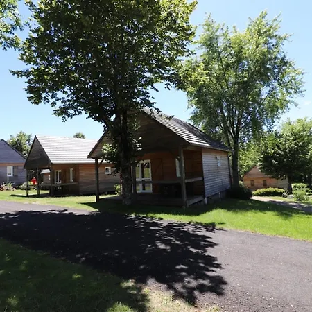 Hébergement de vacances Au Coeur Des Volcans, Confortable Avec Terrasse, 2 Ch, Animaux Acceptes, Tennis, Jeux Pour Enfants - Fr-1-742-445 *